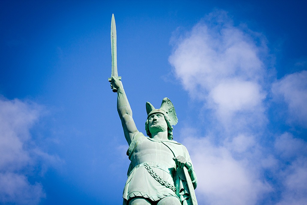 Der obere Teil des Hermanndenkmals vor einem blauen Himmel mit Zirruswolken