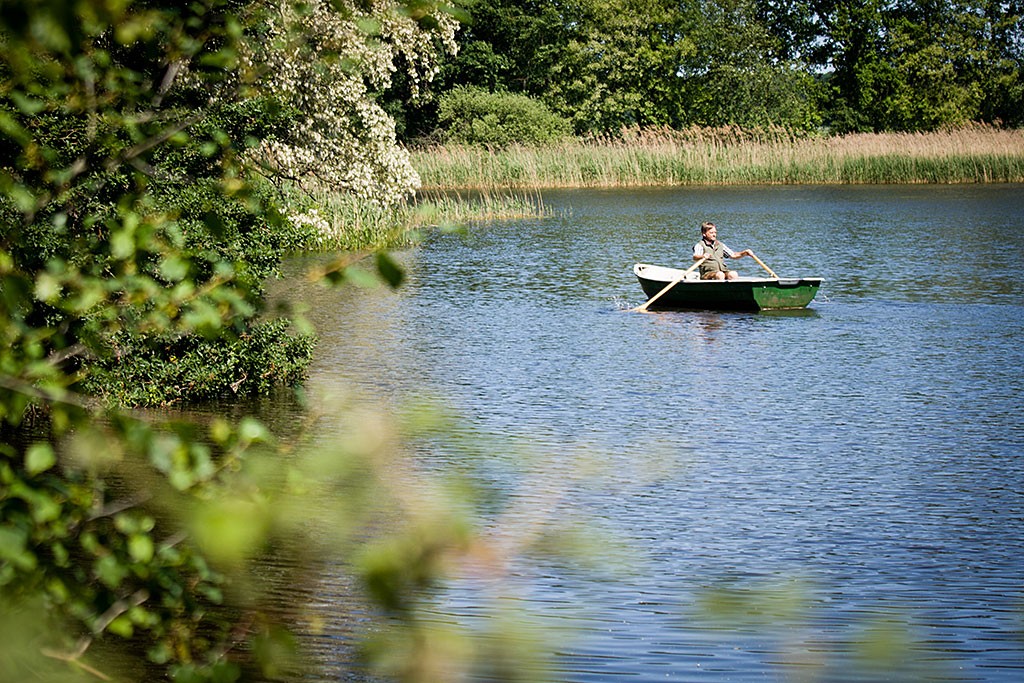 Carsten rudert in Ruhe auf dem See